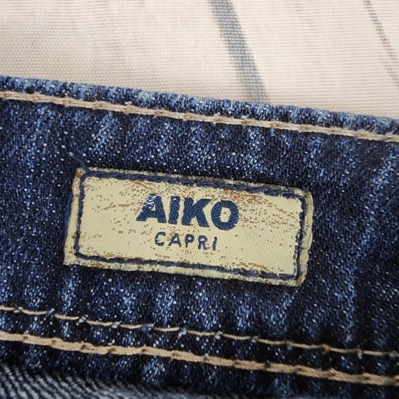 Silver Jeans Aiko Capri Dark Wash Distressed Factory Fade Size 29 - Picture 3 of 15